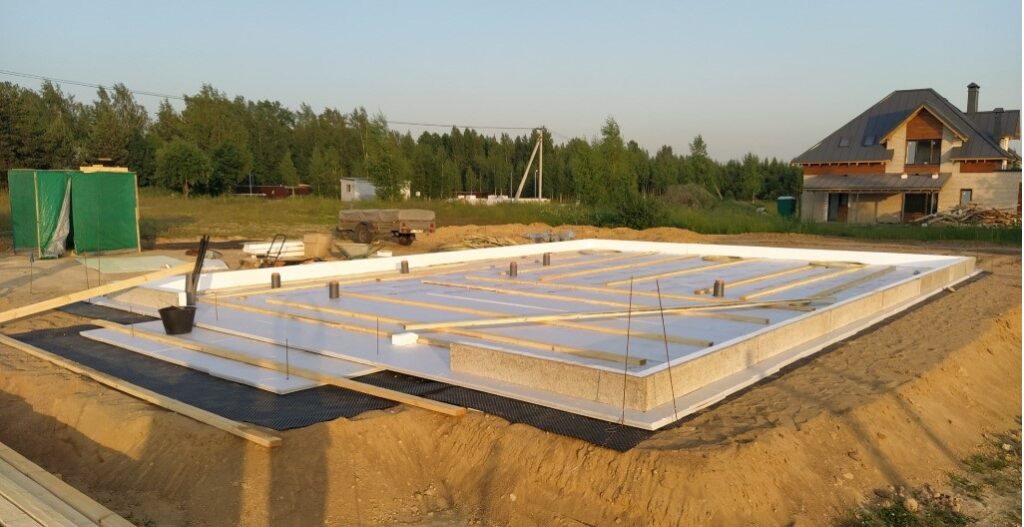 Какой тип фундамента требует строительная технология Велокс и варианты его исполнения от утепленной шведской плиты до зимнего строительства.